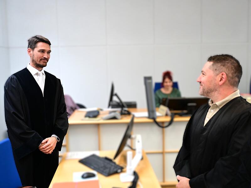 Staatsanwalt Matthias Eichelsd&ouml;rfer und Rechtsanwalt Sascha Loth aus Saarbr&uuml;cken im Gespr&auml;ch