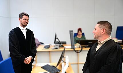 Staatsanwalt Matthias Eichelsd&ouml;rfer und Rechtsanwalt Sascha Loth aus Saarbr&uuml;cken im Gespr&auml;ch
