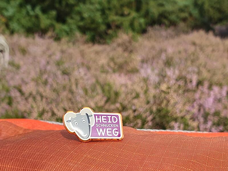 Den Heidschnuckenweg-Pin in Bronze haben sich die beiden Rugendorferinnen schon erlaufen. Jetzt streben sie Silber an.2023 Heidschnuckenweg Teil 5