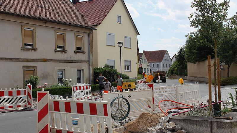 Im Ortsteil Sambach gehen die Tiefbauarbeiten für Glasfaserkabel zügig voran.