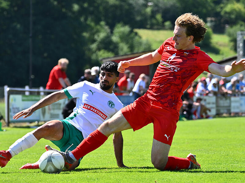 Der Neudrossenfelder Siegtorsch&uuml;tze Fardin Rabet (links ) im Duell mit dem Buckenhofener Lukas Schwalb.