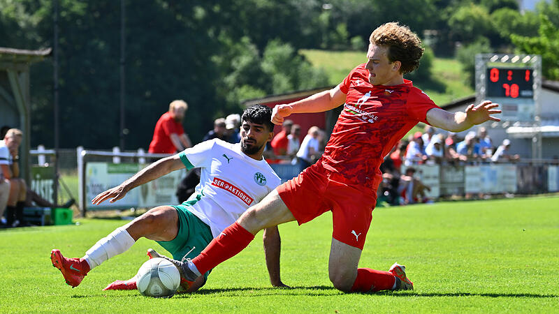 Der Neudrossenfelder Siegtorschütze Fardin Rabet (links ) im Duell mit dem Buckenhofener Lukas Schwalb. Der Neudrossenfelder Siegtorschütze Fardin Rabet (links ) im Duell mit dem Buckenhofener Lukas Schwalb.