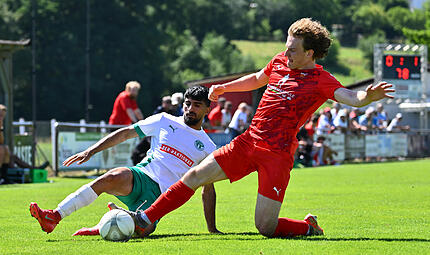 Der Neudrossenfelder Siegtorschütze Fardin Rabet (links ) im Duell mit dem Buckenhofener Lukas Schwalb. Der Neudrossenfelder Siegtorschütze Fardin Rabet (links ) im Duell mit dem Buckenhofener Lukas Schwalb.
