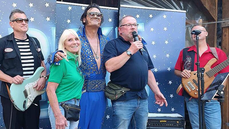 Beim Benefizkonzert des Rhönklubs Wildflecken für die abgebrannte Kissinger Hütte: Joe Hurrican, Steffi Eiter (1. Vorsitzende des Rhönklubs Wildflecken), Duke Elvis, Thomas Hammelmann (früherer Vorsitzender des Rhönklubs Bad Kissingen) und Shorty ...