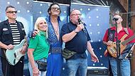 Beim Benefizkonzert des Rhönklubs Wildflecken für die abgebrannte Kissinger Hütte: Joe Hurrican, Steffi Eiter (1. Vorsitzende des Rhönklubs Wildflecken), Duke Elvis, Thomas Hammelmann (früherer Vorsitzender des Rhönklubs Bad Kissingen) und Shorty ... Beim Benefizkonzert des Rhönklubs Wildflecken für die abgebrannte Kissinger Hütte: Joe Hurrican, Steffi Eiter (1. Vorsitzende des Rhönklubs Wildflecken), Duke Elvis, Thomas Hammelmann (früherer Vorsitzender des Rhönklubs Bad Kissingen) und Shorty ...