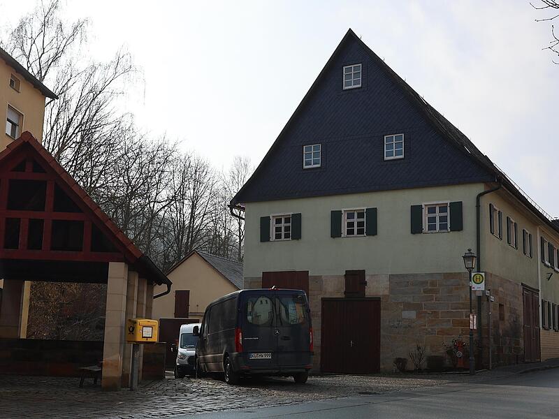 Der Bürgermeister will den alten Gasthof „Grüner Baum“ sanieren.