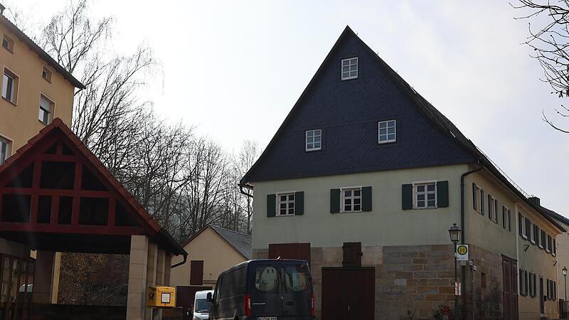 Der Bürgermeister will den alten Gasthof „Grüner Baum“ sanieren.
