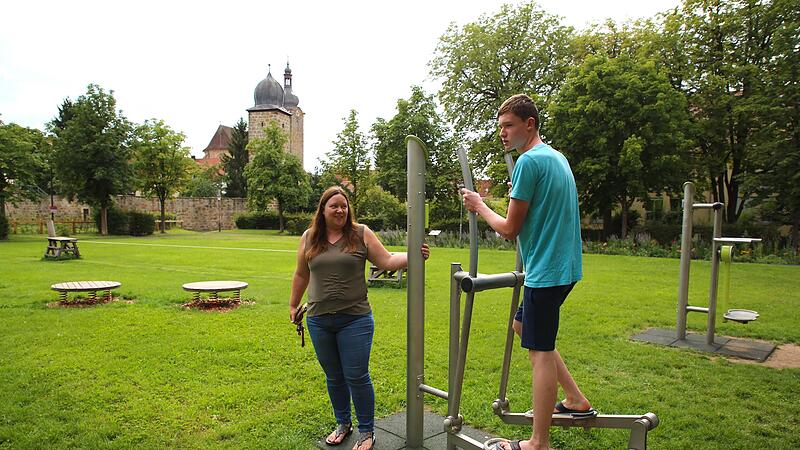 Kleine Abwechslung von den Sorgen um die Zukunft: Seit der Autist Roman Hahnlein die „Schule am Hofgarten“ in Coburg besucht, können der 15-Jährige und seine Mutter Barbara wieder lachen. Doch jetzt schwebt die Insolvenz des Trägers wie ein Damokl...