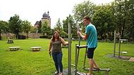 Kleine Abwechslung von den Sorgen um die Zukunft: Seit der Autist Roman Hahnlein die „Schule am Hofgarten“ in Coburg besucht, können der 15-Jährige und seine Mutter Barbara wieder lachen. Doch jetzt schwebt die Insolvenz des Trägers wie ein Damokl...