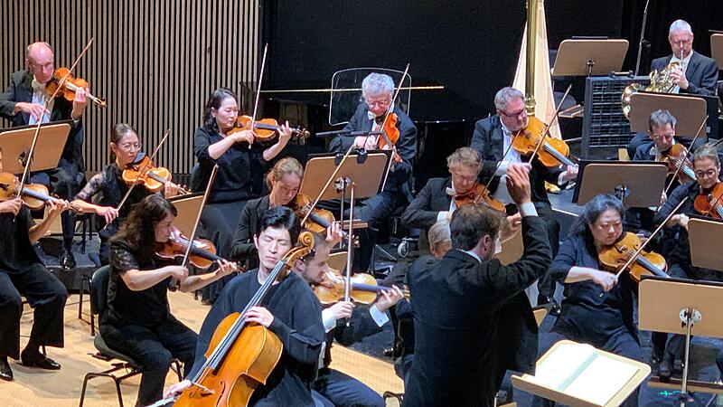Sinfoniekonzert im Globe: Woongwhee Moon, Solocellist des Philharmonischen Orchesters des Landestheaters Coburg, f&uuml;hrte tief in Edward Elgars Melancholie.