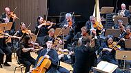 Sinfoniekonzert im Globe: Woongwhee Moon, Solocellist des Philharmonischen Orchesters des Landestheaters Coburg, führte tief in Edward Elgars Melancholie.
