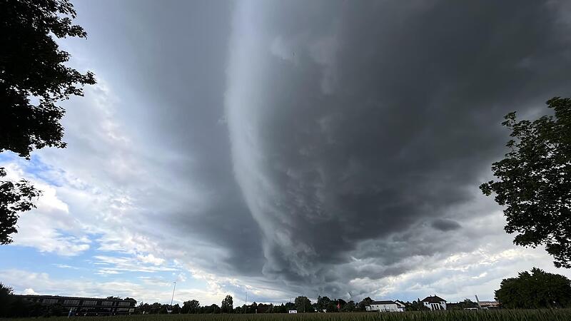 Bei schweren Gewittern vorauseilende Wolkenwalzen mit starken B&ouml;en werden h&auml;ufig in ihrer Wucht untersch&auml;tzt.Forchheim & Fr&auml;nkische Schweiz