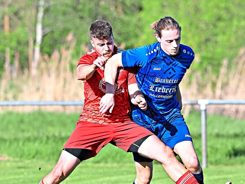 Nach dem Abstieg aus der Kreisliga hat die DJK Hallerndorf (in Blau) die Spielgemeinschaft mit dem FC Wacker Trailsdorf wieder beendet und gilt als hei&szlig;er Titelanw&auml;rter in der am Wochenende beginnenden Saison in der Kreisklasse 1. Sportfoto Zink
