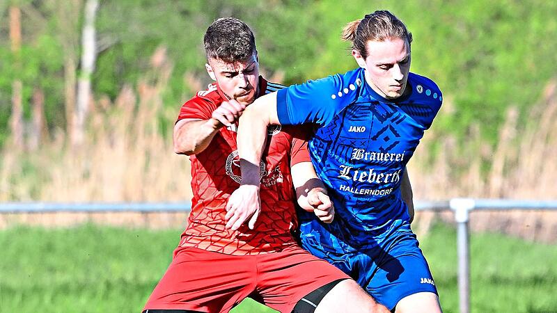 Nach dem Abstieg aus der Kreisliga hat die DJK Hallerndorf (in Blau) die Spielgemeinschaft mit dem FC Wacker Trailsdorf wieder beendet und gilt als hei&szlig;er Titelanw&auml;rter in der am Wochenende beginnenden Saison in der Kreisklasse 1. Sportfoto Zink