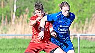 Nach dem Abstieg aus der Kreisliga hat die DJK Hallerndorf (in Blau) die Spielgemeinschaft mit dem FC Wacker Trailsdorf wieder beendet und gilt als hei&szlig;er Titelanw&auml;rter in der am Wochenende beginnenden Saison in der Kreisklasse 1. Sportfoto Zink