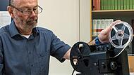 Auch Filme zählen zu den Archivalien, die noch der Digitalisierung harren. Bei den Stunden der offenen Tür am 9. September wird ein Super-8-Film zum Weihnachtshochwasser 1967 zu sehen sein, den ein Privatmann dem Archiv anvertraut. Gezeigt wird de...