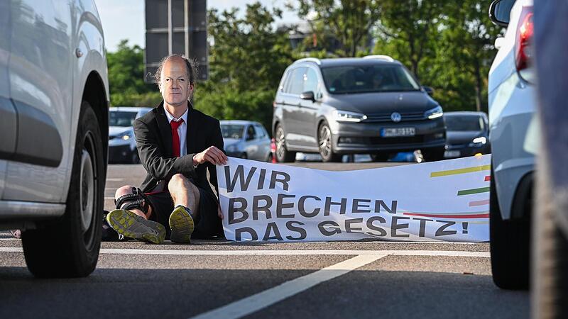 Wer sich auf der Straße festklebt, begeht nach Ansicht der Justiz eine strafbare Handlung, auch in Erlangen. Wer sich auf der Straße festklebt, begeht nach Ansicht der Justiz eine strafbare Handlung, auch in Erlangen.