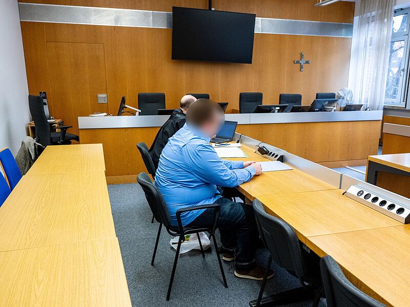 Mann soll Großmutter angezündet haben - Prozessbeginn