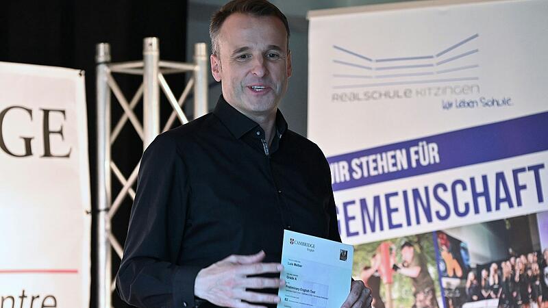 Die Verantwortliche Lehrkraft für das englische Sprachzertifikat PET, Robert Kolb, lobt seine erfolgreichen Schülerinnen und Schüler.