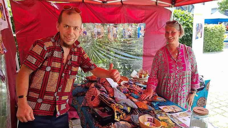 Melanie K&ouml;mmelt (rechts) war &uuml;ber neun Jahre in der Entwicklungshilfe in Tansania t&auml;tig mit Lukas Heinlein-Fahle am Stand des Vereins &bdquo;Spontane Hilfe f&uuml;r Afrika&ldquo;.