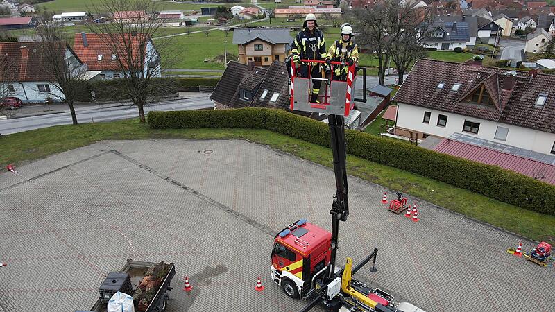 Keine H&ouml;henangst haben d&uuml;rfen die frisch gebackenen Kranf&uuml;hrerschein-Inhaber der Freiwilligen Feuerwehr Burkardroth/Wollbach/Zahlbach.