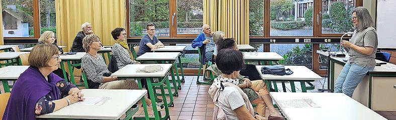 Oberstudiendirektorin und Schulleiterin Karin Maywald (im Bild rechts) stellte den Neubürgern die Kissinger Berufsschule vor.