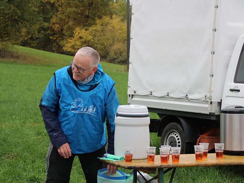 Trotz nasskaltem Herbstwetter lie&szlig;en sich die Sportler den Spa&szlig;  beim 38. Frankenwaldlauf der LG Ludwigschorgast nicht vermiesen.