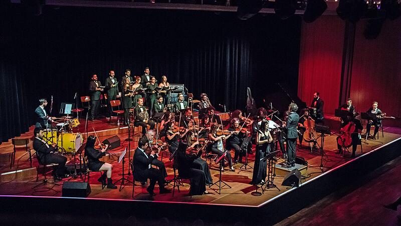 Als klassisches Sinfonieorchester mit Streichern, Holz- und Blechbläsern präsentierte sich das Hatay Academy Orchestra in Coburg bei seinem Benefizkonzert für die Erdbebenopfer. Als klassisches Sinfonieorchester mit Streichern, Holz- und Blechbläsern präsentierte sich das Hatay Academy Orchestra in Coburg bei seinem Benefizkonzert für die Erdbebenopfer.