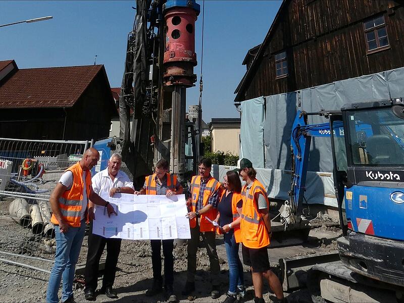 Beim Ortstermin am 13. August gingen alle Beteiligten noch davon aus, dass die bisherigen Verzögerungen der Bauarbeiten in der Markgrafenstraße mit einem Zweischichtbetrieb aufzuholen sind. Das scheint allerdings nicht der Fall zu sein.