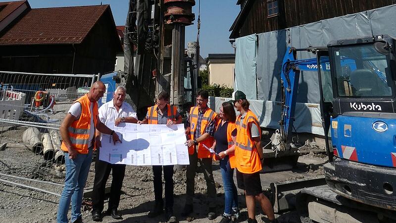 Beim Ortstermin am 13. August gingen alle Beteiligten noch davon aus, dass die bisherigen Verzögerungen der Bauarbeiten in der Markgrafenstraße mit einem Zweischichtbetrieb aufzuholen sind. Das scheint allerdings nicht der Fall zu sein.