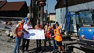 Beim Ortstermin am 13. August gingen alle Beteiligten noch davon aus, dass die bisherigen Verzögerungen der Bauarbeiten in der Markgrafenstraße mit einem Zweischichtbetrieb aufzuholen sind. Das scheint allerdings nicht der Fall zu sein.