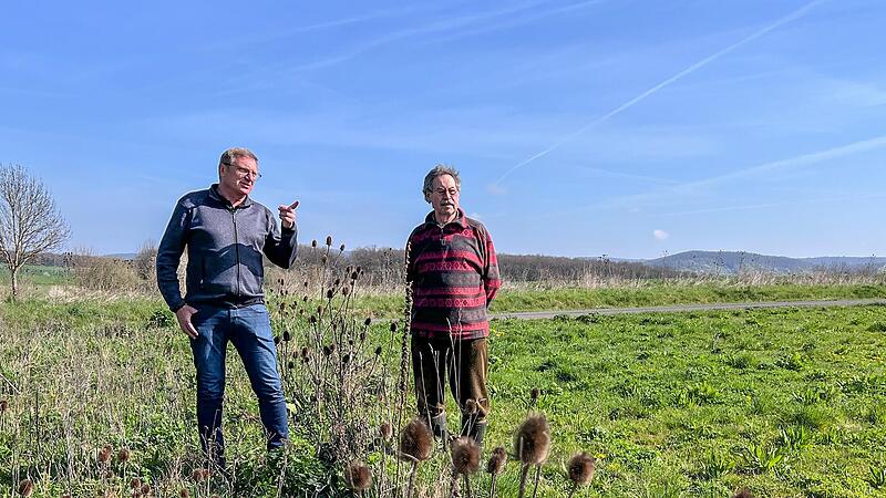 Biologe Dietmar Will (links) auf Standortbewertung: Links der Bl&uuml;hstreifen, rechts der bewirtschaftete Acker. Begleitet wird er von J&auml;ger Toni Schenk.