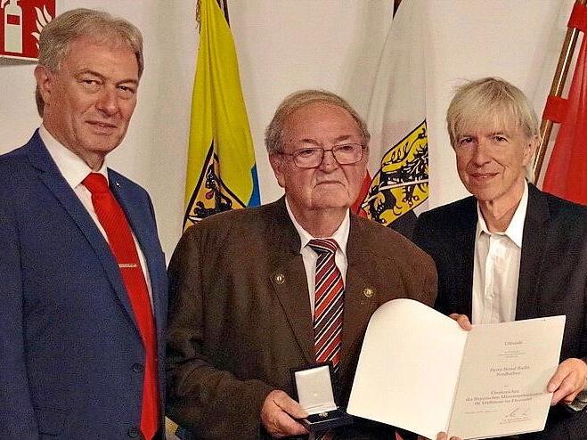 Bernd Radlo (Mitte) erhielt aus Händen von Regierungsvizepräsident Thomas Engel (re.) das Ehrenzeichen des Ministerpräsidenten. Landrat Klaus Löffler (li.) gratulierte. Bernd Radlo (Mitte) erhielt aus Händen von Regierungsvizepräsident Thomas Engel (re.) das Ehrenzeichen des Ministerpräsidenten. Landrat Klaus Löffler (li.) gratulierte.