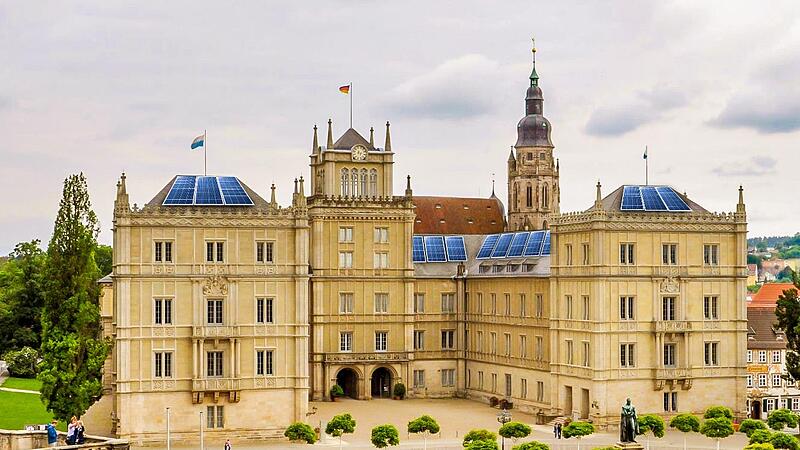 Hier nur eine Montage: Solaranlagen auf dem Dach von Schloss Ehrenburg in Coburg