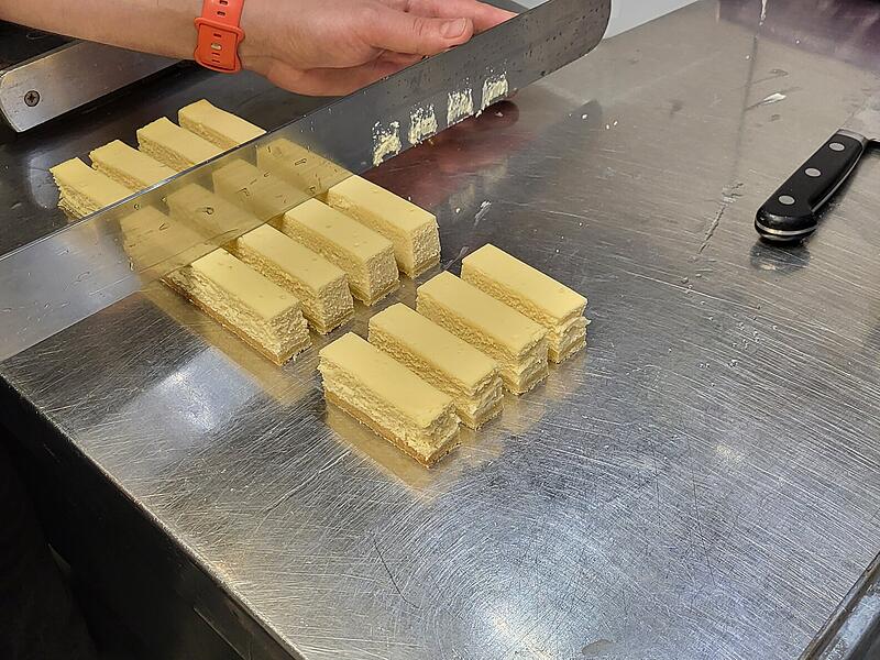 Thomas Kloiber teilt den Cheesecake auf.