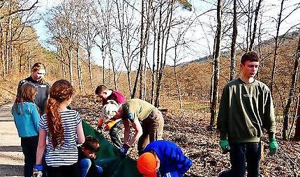 Junior Ranger beim Aufbau von Amphibienschutzz&auml;unen.