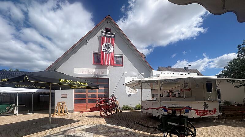 In Dittlofsroda gibt es in diesem Jahr gleich doppelten Grund zur Freude. Neben der Schienhecke, die ihren 40. Geburtstag feiert, begeht auch die Freiwillige Feuerwehr ihr 150-j&auml;hriges Bestehen.