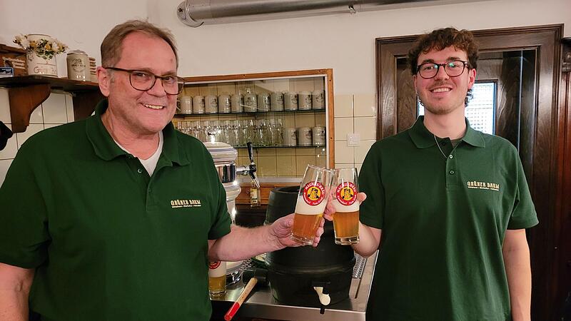 Ein Prosit auf die Magnus-Br&auml;u: Links Brauereibesitzer und Gastwirt Norbert Gro&szlig;, rechts Brauergeselle Jan Lauer.