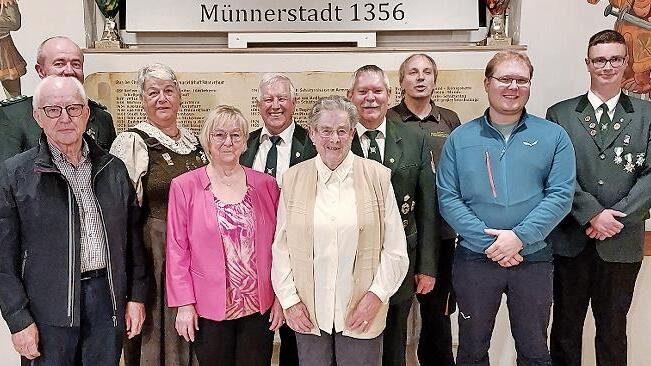 Zahlreiche Ehrungen gab es bei den Sch&uuml;tzen: (von links) 1. Sch&uuml;tzenmeister Klaus Br&uuml;ckner, Robert B&ouml;tz, Traudel Rolof, Brigitte Henneberger, Harry Petsch, Christine Mittelsteiner, Georg K&ouml;th, Otto Mangold, Sven Katzenberger und Bastian Br&uuml;ckner.