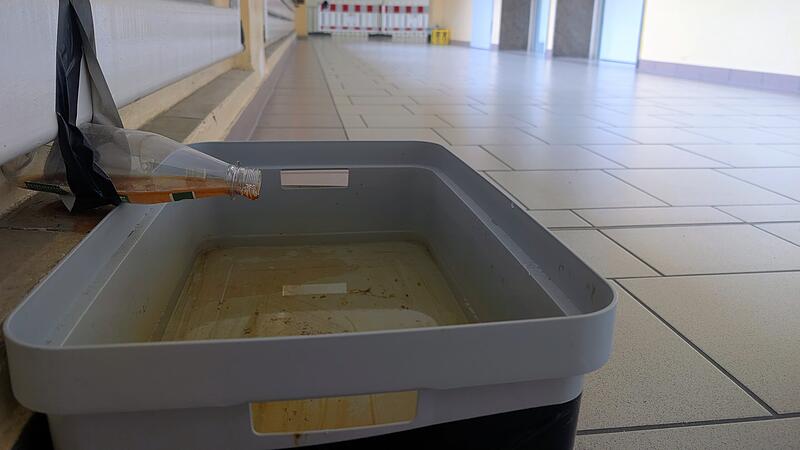 Mit kreativen Lösungen müssen die Hausmeister des Herder-Gymnasiums in Forchheim Schäden wie hier an einer leckenden Heizung begegnen.