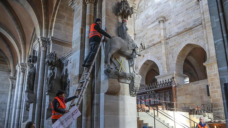 &bdquo;Wir fordern die Regierenden auf, endlich ernsthaft Klimaschutz zu betreiben&ldquo;: Aktivisten der sogenannten Letzten Generation besetzten am Donnerstag den Dom samt Bamberger Reiter.