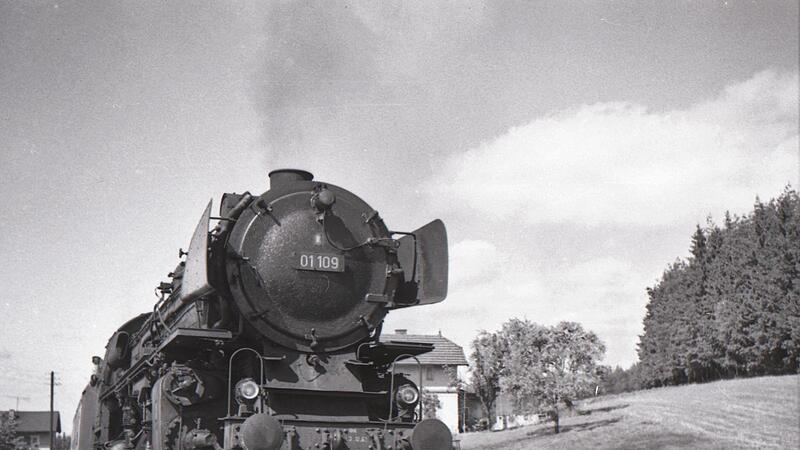 Schwer arbeitende Dampfr&ouml;sser haben seit mehr als einem halben Jahrhundert unz&auml;hlige Eisenbahnfreunde an der Schiefen Ebene in ihren Bann gezogen. Noch zu Zeiten des t&auml;glichen Dampfbetriebes hatte Hans Kundmann an der Blockstelle Streitm&uuml;hle die 0...