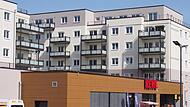 Seit 2025 (1. Quartal) gibt es in dem Quartier eine niedergelassene Ärztin und endlich auch mit der Rewe einen Nahversorger (vulgo: Supermarkt).
