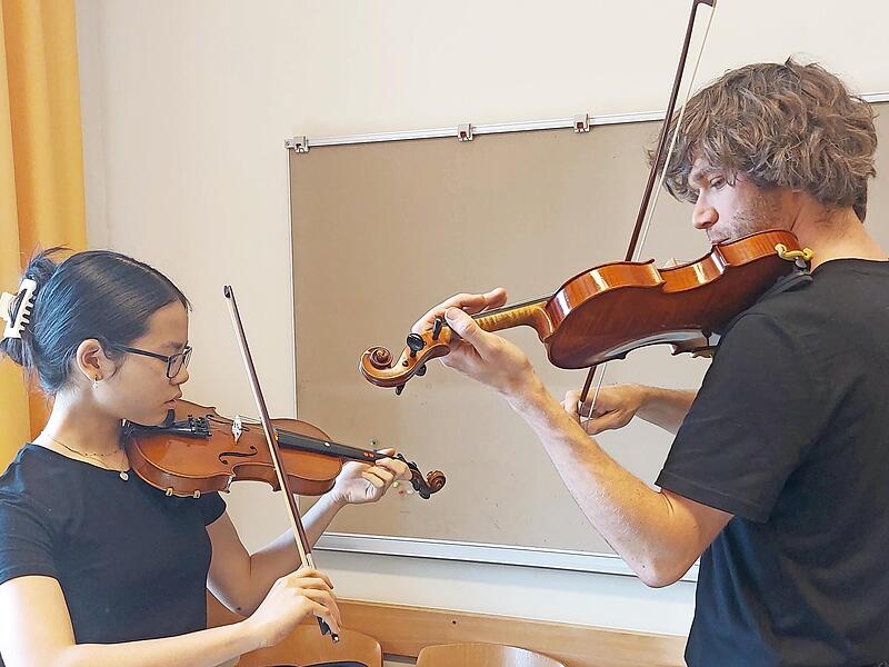 Der Tag der offenen T&uuml;r an der Musikschule gestattete es den G&auml;sten, einige Instrumente auszuprobieren.