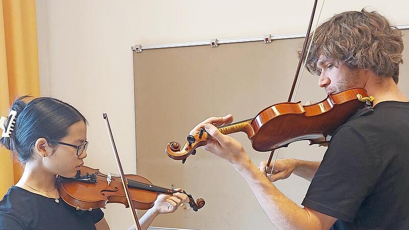 Der Tag der offenen T&uuml;r an der Musikschule gestattete es den G&auml;sten, einige Instrumente auszuprobieren.