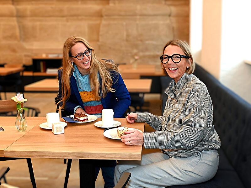 Genießen Kunst und Kaffee (v.li.): Rosemarie Schmidt, Leiterin des Diözesanmuseums und Dr. Birgit Kastner, Ordinariatsrätin und Leiterin der Hauptabteilung Kunst und Kultur. Versteckt und von Welt: das Bamberger Diözesan-Café