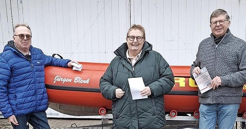 DLRG-Vorsitzender Thomas Schneider (rechts) nahm von Andrea und Achim Herzog den Scheck entgegen. DLRG-Vorsitzender Thomas Schneider (rechts) nahm von Andrea und Achim Herzog den Scheck entgegen.