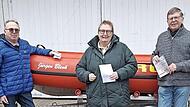 DLRG-Vorsitzender Thomas Schneider (rechts) nahm von Andrea und Achim Herzog den Scheck entgegen.