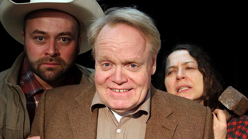 Von links: Buster (Patrick L. Schmitz), Paul Sheldon (Stephan Bach) und die Frau mit dem Hammer Annie Wilkes (Ursula Gumbsch) in Aktion