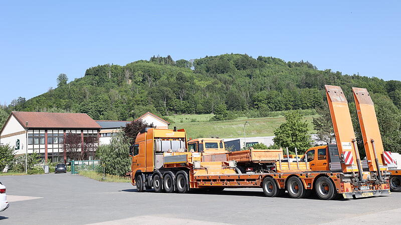 Der Tieflader der Firma G&uuml;nther-Bau f&auml;hrt wieder und holt die Maschinen, die noch auf den Baustellen stehen, zur&uuml;ck. Die Bagger k&ouml;nnten zwar auch selbstst&auml;ndig fahren, doch dies w&uuml;rde zu lange dauern.